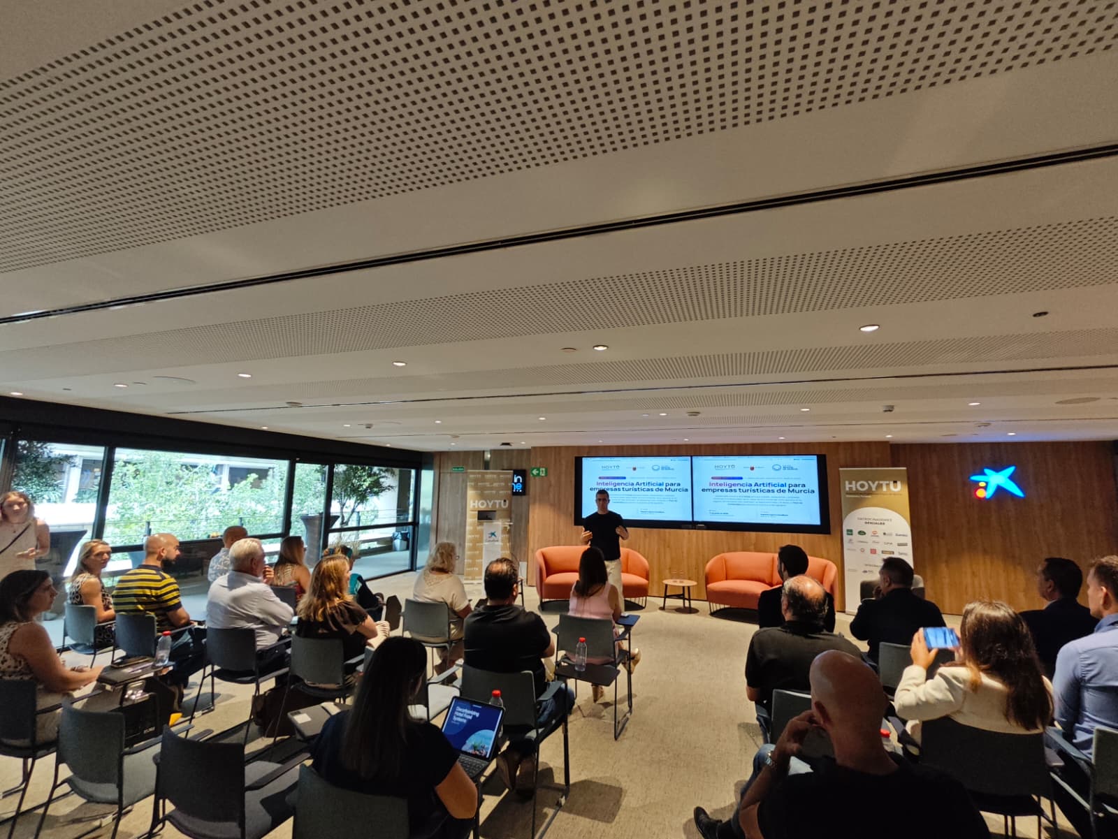 Tourism professionals attending an in-person Growtur training session in Murcia